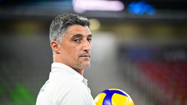 Andrea Giani entraineur des Bleus, qui ont multiplié les erreurs pour céder 26-24.(Photo by JURE MAKOVEC/AFP via Getty Images)