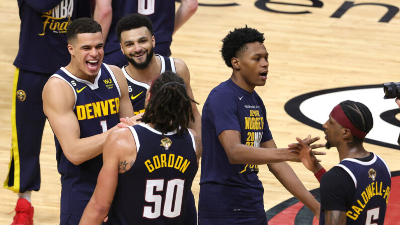 Intraitables et tout simplement supérieurs, les Nuggets de l'incontournable Nikola Jokic, épaulé par ses lieutenants du soir Aaron Gordon et Bruce Brown, se sont imposés chez le Heat (108-95). (Photo by Megan Briggs/Getty Images)