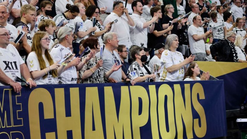 Le Paris SG a décroché le dixième titre de champion de son histoire, et son neuvième consécutif, après sa victoire contre Nantes (35-32). (Photo by FRANK MOLTER/AFP via Getty Images)