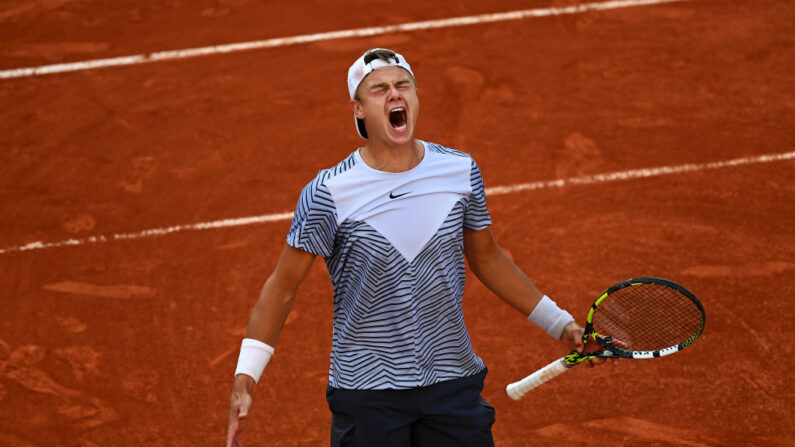 Que ce fut dur pour Holger Rune et Beatriz Haddad, lundi à Roland-Garros, mais le prodige danois, un des principaux outsiders du tournoi, et l'inattendue Brésilienne ont décroché leur billet pour les quarts de finale. (Photo by Clive Mason/Getty Images)