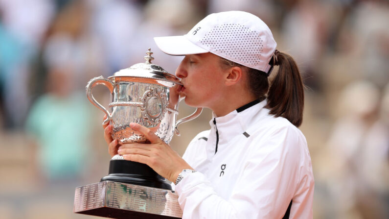 Iga Swiatek (Pologne) embrasse son trophée après sa victoire contre Karolina Muchova (République tchèque) lors du quatorzième jour des Internationaux de France 2023 à Roland Garros, le 10 juin 2023 à Paris, France. (Photo by Clive Brunskill/Getty Images)