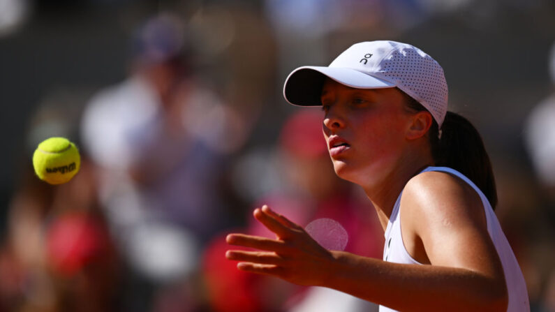 La N.1 mondiale et tenante du trophée, Iga Swiatek, a rejoint lundi la N.6 mondiale Coco Gauff en quarts de finale de Roland-Garros. (Photo by Clive Mason/Getty Images)