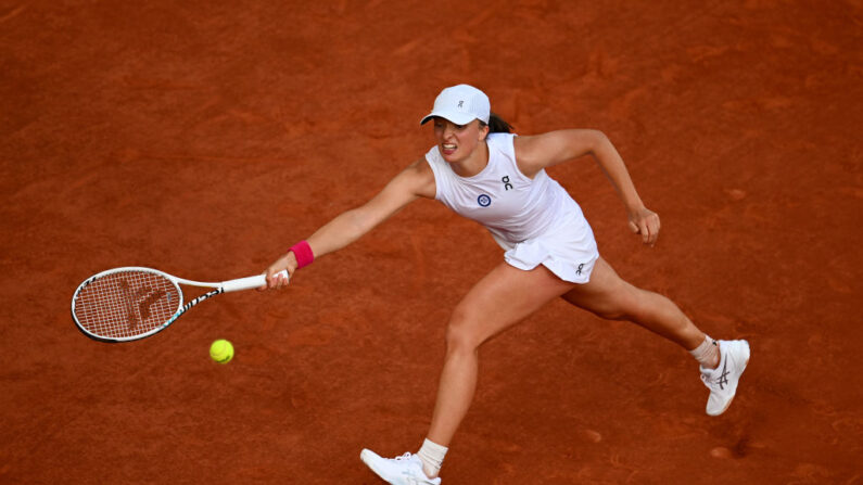 La N.1 mondiale et tenante du trophée Iga Swiatek sera bien au rendez-vous de la finale de Roland-Garros samedi, pour la troisième fois. (Photo by Clive Mason/Getty Images)