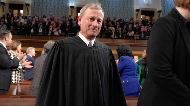 Le président de la Cour suprême des États-Unis, John Roberts, assiste au discours sur l'état de l'Union, le 7 février 2023, dans la salle des séances du Capitole. (Jacquelyn Martin-Pool/Getty Images)