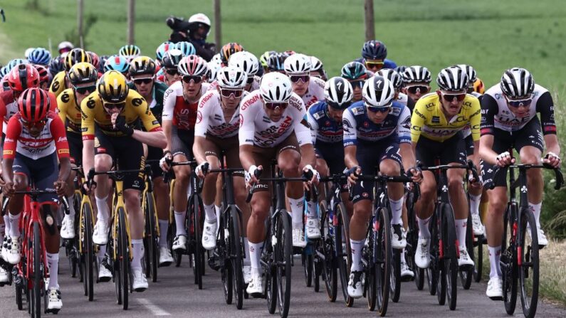 Jonas Vingegaard a assommé le Critérium du Dauphiné avant même l'entrée dans les Alpes en remportant en solitaire la 5e étape jeudi à Salins-les-Bains. (Photo by ANNE-CHRISTINE POUJOULAT/AFP via Getty Images)