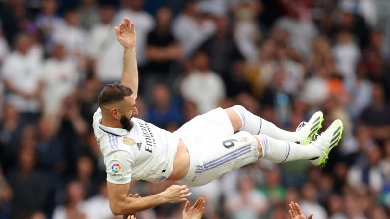 Après 14 saisons de gloire au Real Madrid et des adieux couverts d'hommages, le Ballon d'Or français Karim Benzema s'apprête à quitter l'Europe pour l'Arabie saoudite. (Photo by Florencia Tan Jun/Getty Images)