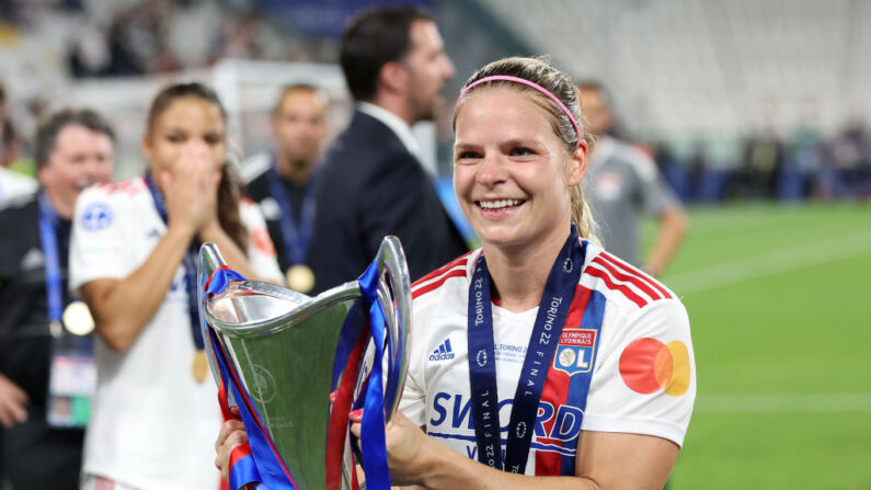 Eugénie Le Sommer de l'Olympique Lyonnais célèbre avec le trophée de l'UEFA Women's Champions League après la victoire dans le match de finale de l'UEFA Women's Champions League entre le FC Barcelona et l'Olympique Lyonnais au Juventus Stadium le 21 mai 2022 à Turin, en Italie. (Photo by Maja Hitij/Getty Images)