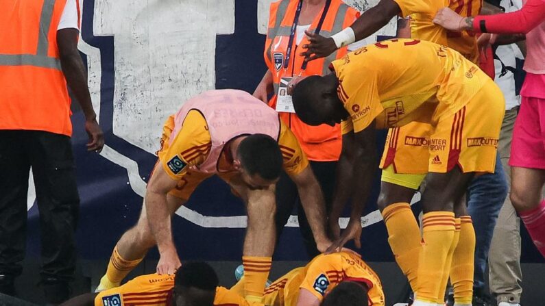 Lucas Buades joueur de Rodez (à.d au sol), au sol après avoir été touché par un projectile, lors du match de football de L2 française entre le FC Girondins de Bordeaux et Rodez AF au stade Matmut Atlantique de Bordeaux, le 2 juin 2023. (Photo by THIBAUD MORITZ/AFP via Getty Images)