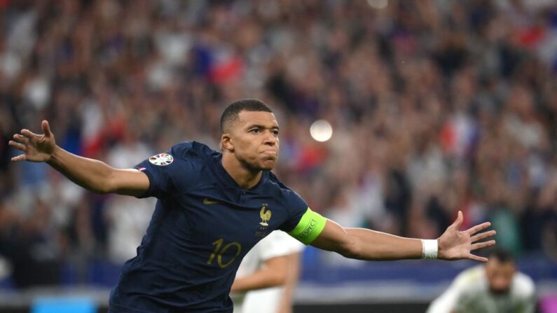 Kylian Mbappé, a offert sur penalty la victoire aux Bleus contre la Grèce (1-0), et se rapproche de la légende Michel Platini au classement des buteurs bleus. (Photo by FRANCK FIFE/AFP via Getty Images)