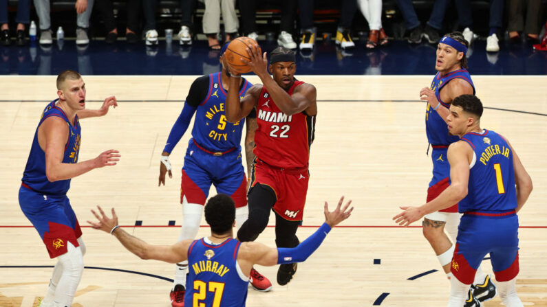 Denver, avec Nikola Jokic, auteur d'un triple-double, a maîtrisé Miami sur son parquet, pour remporter la première manche de la finale de la NBA. (Photo by Jamie Schwaberow/Getty Images)