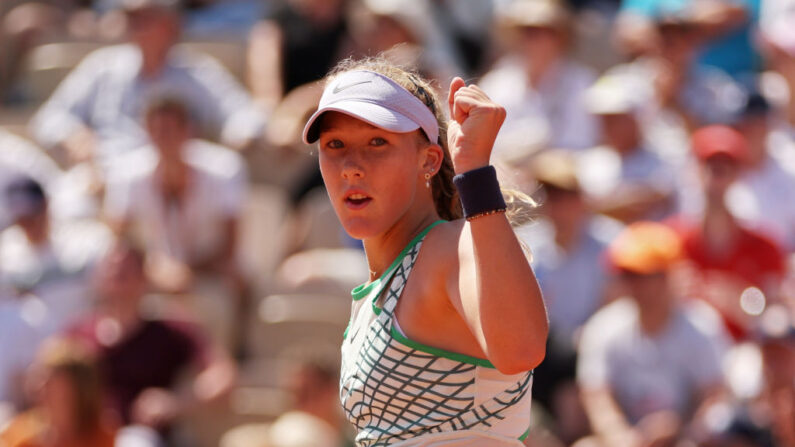 La jeune pépite russe Mirra Andreeva (143e mondiale, qui dispute à 16 ans son premier tournoi du Grand Chelem, s'est qualifié pour le troisième tour de Roland-Garros en balayant la Française Diane Parry (79e) 6-1, 6-2 au deuxième tour, jeudi. (Photo by Clive Brunskill/Getty Images)