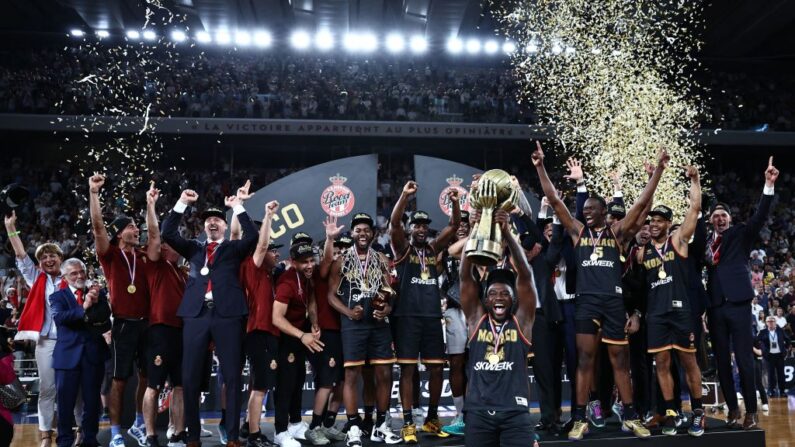 La Principauté enfin couronnée ! Monaco a été sacré champion de France de basket pour la première fois grâce au troisième revers (92-85) infligé à Boulogne-Levallois. (Photo by ANNE-CHRISTINE POUJOULAT/AFP via Getty Images)