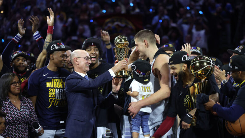 Nikola Jokic #15 des Denver Nuggets reçoit le Bill Russell NBA Finals Most Valuable Player Award après une victoire 94-89 contre le Miami Heat dans le cinquième match des Finales NBA 2023 pour remporter le championnat NBA au Ball Arena le 12 juin 2023 à Denver, Colorado. (Photo by Matthew Stockman/Getty Images)