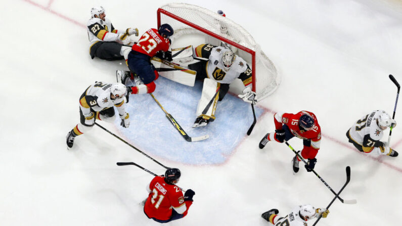 La victoire inespérée des Florida Panthers (3-2) aux dépens des Vegas Golden Knights, réduit l'écart à 2 à 1 en finale du championnat de la NHL. (Photo by Patrick Smith/Getty Images)