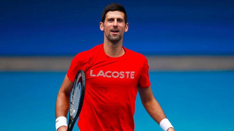 Le Serbe Novak Djokovic réagit lors d'une séance d'entraînement à Melbourne Park le 1er février 2021. (Daniel Pockett/Getty Images)  