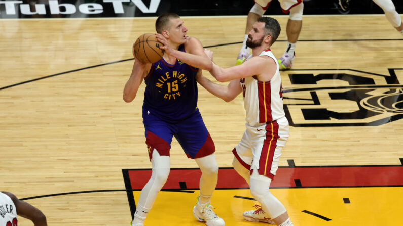 Denver, grâce à Nikola Jokic, auteur d'un triple-double historique dans une finale NBA, et Jamal Murray, prolifique avec 34 points inscrits, s'est imposé (109-94) sur le parquet de Miami. (Photo by Megan Briggs/Getty Images)