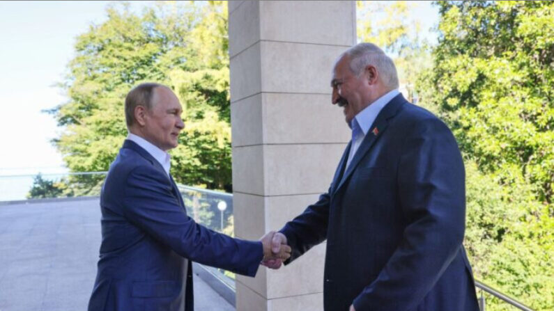 Vladimir Poutine et Alexandre Loukachenko
(Photo: GAVRIIL GRIGOROV/SPUTNIK/AFP via Getty Images)