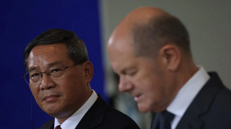 Le premier ministre chinois Li Qiang (G) et le chancelier allemand Olaf Scholz s'adressent aux médias à la Chancellerie le 20 juin 2023 à Berlin, en Allemagne. (Sean Gallup/Getty Images)