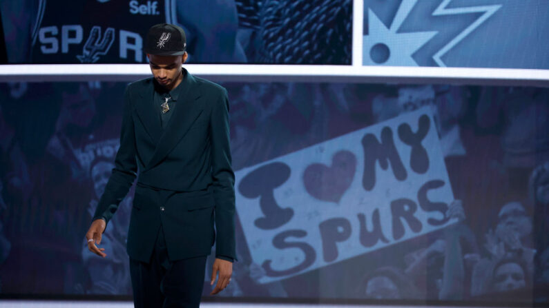 Victor Wembanyama a été choisi jeudi, comme prévu, en première position par les San Antonio Spurs lors de la draft NBA à New York, une première historique pour un joueur français. (Photo by Sarah Stier/Getty Images)