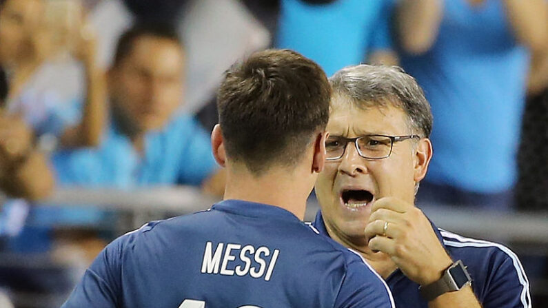  Gerardo "Tata" Martino a dirigé le septuple Ballon d'or au FC Barcelone (2013-14) et en sélection nationale (2014-2016).  (Photo by Dean Mouhtaropoulos/Getty Images)