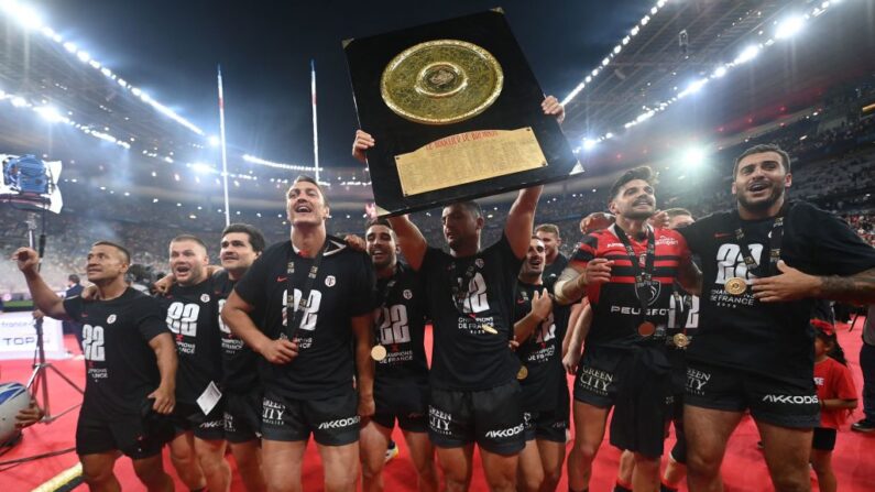 Les Toulousains célèbrent avec le trophée du Bouclier de Brennus après avoir remporté le match de la finale du Top14 français entre le Stade Toulousain Rugby (Toulouse) et le Stade Rochelais (La Rochelle), le 17 juin 2023. (Photo by FRANCK FIFE/AFP via Getty Images)