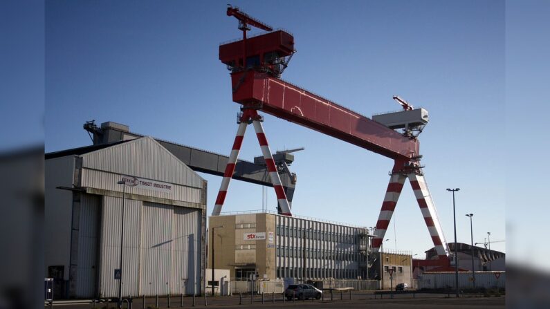 Le Très Grand Portique à Saint-Nazaire (en rouge) - Photo par Gwen4435, CC BY-SA 4.0