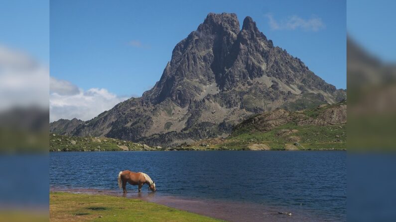 Vue du pic du Midi d'Ossau depuis le lac Gentau. Photo par Capbourrut - CC BY-SA 4.0