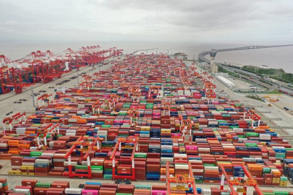 Vue aérienne de conteneurs d'expédition empilés au port en eau profonde de Yangshan à Shanghai, en Chine, le 19 mai 2021. (Shen Chunchen/VCG via Getty Images)