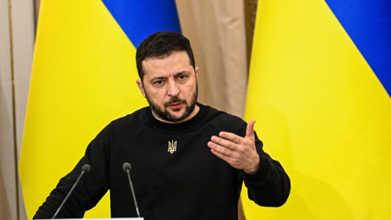 Le président ukrainien Volodymyr Zelensky s'exprime lors d'une conférence de presse dans la ville de Lviv, dans l'ouest de l'Ukraine, le 11 janvier 2023. (Yuriy Dyachyshyn/AFP via Getty Images)