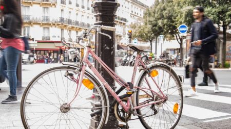 Paris: les deux jambes d’une cycliste sectionnées après une violente collision avec un camion