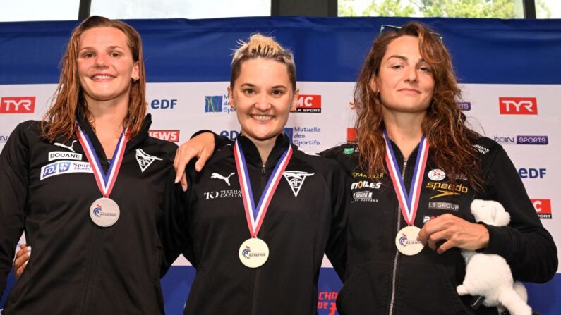 La nageuse française médaillée d'or Mélanie Henique (C), la nageuse française médaillée d'argent Marie Wattel (L) et la nageuse française médaillée de bronze Beryl Gastaldello posent sur le podium du 50m féminin lors des championnats de France de natation à Rennes, dans l'ouest de la France, le 13 juin 2023.(Photo by DAMIEN MEYER/AFP via Getty Images)