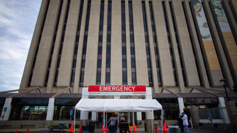 Une tente d'urgence devant le centre médical Dignity Health-St. Mary, un hôpital catholique qui fournirait des bloqueurs de puberté pour les enfants et d'autres services transgenres, à Long Beach, en Californie, le 17 décembre 2020. (Apu Gomes/AFP via Getty Images)