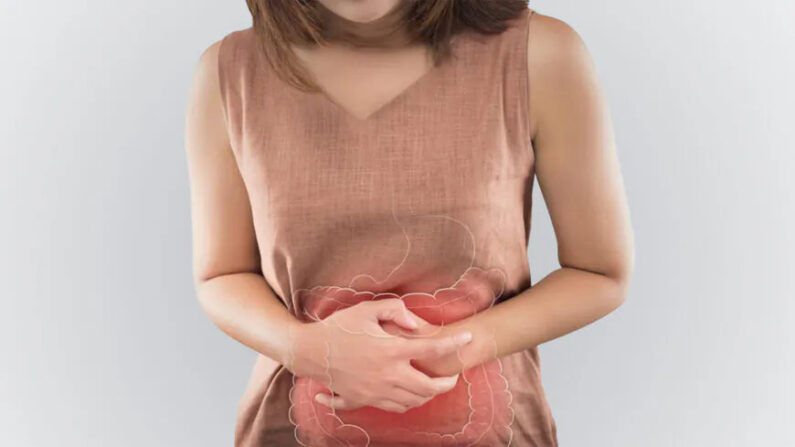 La constipation à long terme peut augmenter le risque de cancer. Le massage des points d'acupression peut apporter un soulagement rapide. (Emily Frost/Shutterstock）

