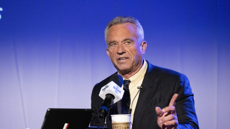 Le candidat démocrate à l'élection présidentielle Robert F. Kennedy Jr. s'exprime alors que Michael Smerconish anime une réunion publique SiriusXM avec le candidat démocrate à l'élection présidentielle RFK Jr. au Centre Theater à Philadelphie, Pennsylvanie, le 5 juin 2023. (Lisa Lake/Getty Images pour SiriusXM)