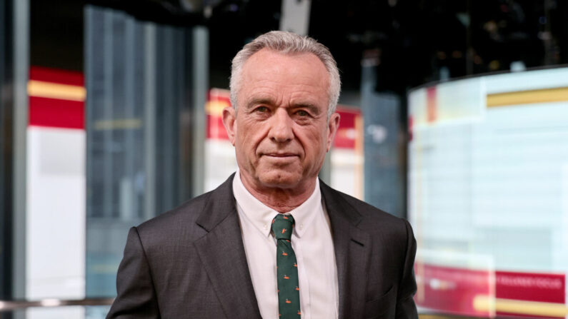 Robert F. Kennedy Jr. visite "The Faulkner Focus" dans les studios de Fox News Channel à New York, le 2 juin 2023. (Jamie McCarthy/Getty Images)