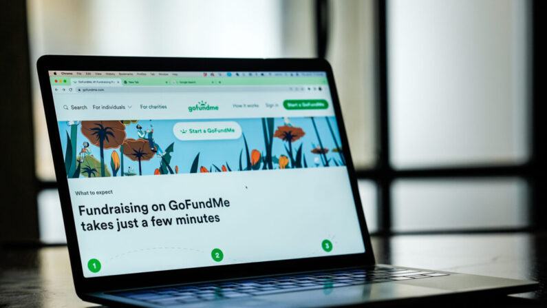 Le site web GoFundMe est affiché sur un ordinateur portable à New York City le 8 juin 2023. (Samira Bouaou/Epoch Times)