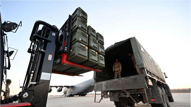 Des militaires ukrainiens déplacent des missiles FIM-92 Stinger de fabrication américaine et d'autres équipements militaires expédiés de Lituanie à l'aéroport Boryspil de Kiev, le 13 février 2022. (Sergei Supinsky/AFP via Getty Images)