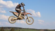 Val-d’Oise: deux jeunes à motocross en urgence absolue après s’être percutés de plein fouet