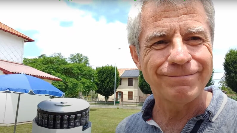 Jean-Pierre Gervais devant son moteur thermique fait de bouteille, de pailles et d’un peu d’eau. (Capture d’écran de sa chaîne Youtube)