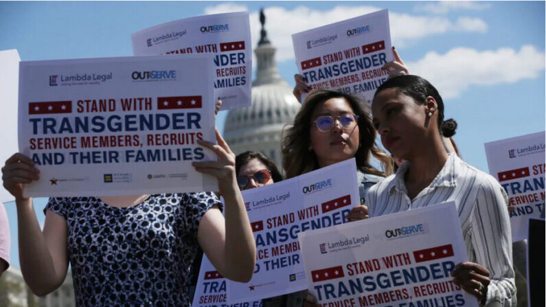 Des activistes encouragent le soutien aux membres transgenres de l'armée au Capitole des États-Unis à Washington le 10 avril 2019. (Alex Wong/Getty Images)