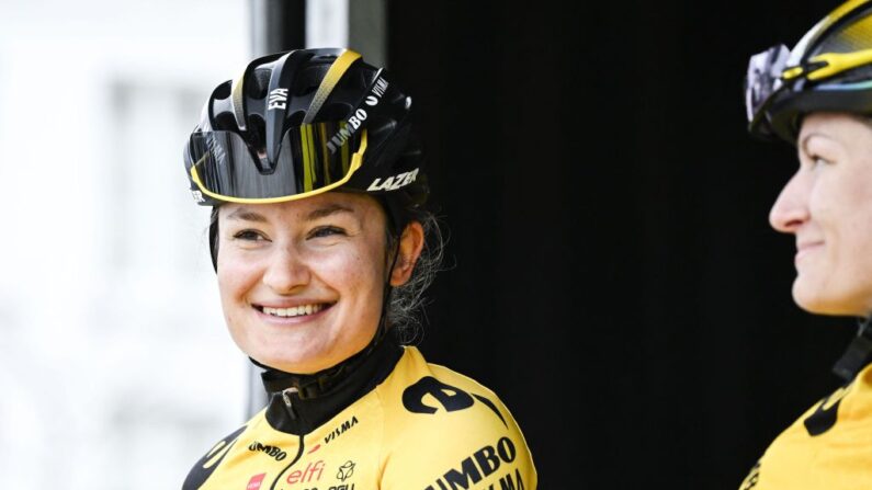 Eva van Agt (à.g) a lourdement chuté dans le final de la deuxième étape du Tour de France Femmes mardi à Mauriac. (Photo by TOM GOYVAERTS/BELGA MAG/AFP via Getty Images)