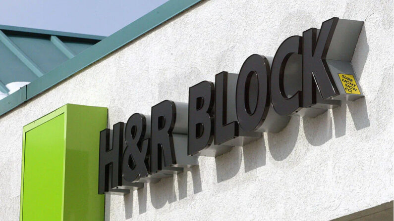 L'entrée d'un bureau de préparation des déclarations de revenus de H&R Block à Des Plaines (Illinois), le 6 mars 2002. (Photo de Tim Boyle/Getty Images)