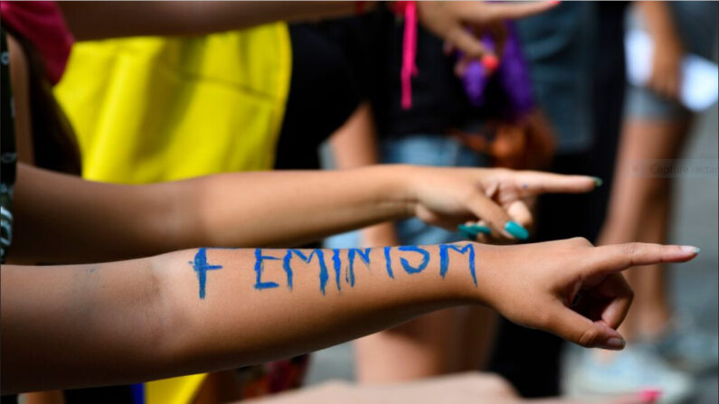 Des militantes féministes participent à une performance chorégraphiée sur la place Brion à Caracas, capitale du Venezuela, le 7 décembre 2019. Dix femmes ont interprété la chanson "Le violeur, c'est toi". (Yuri Cortez/AFP via Getty Images)