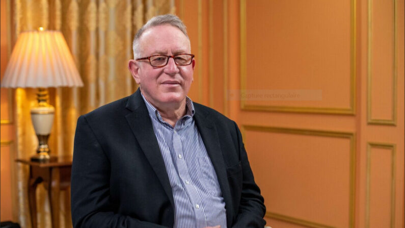 Trevor Loudon, auteur, chercheur et cinéaste néo-zélandais à New York, le 27 novembre 2020. (Brendon Fallon/The Epoch Times)