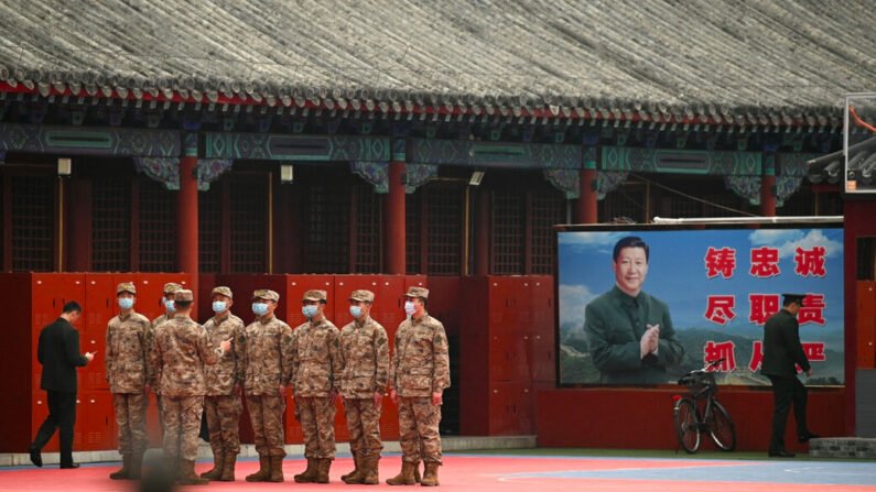 Le personnel de sécurité monte la garde à l'entrée de la Cité interdite, alors que la session de clôture du Congrès national du peuple (CNP) se déroule dans le Grand Hall du peuple à proximité, à Beijing, le 11 mars 2022. (Photo by NOEL CELIS/AFP via Getty Images)