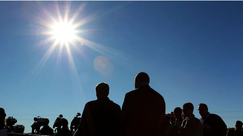 Le travailliste Bill Shorten et le candidat travailliste pour Eden-Monaro Mike Kelly visitent la ferme solaire Royalla à Canberra, en Australie, le 28 juin 2016. (Lisa Maree Williams/Getty Images)