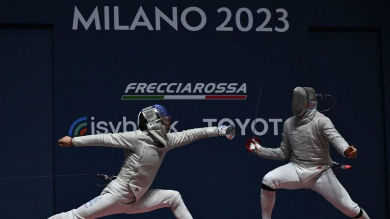 Eli Dershwitz (à.g) et Sandro Bazadze s'affrontent lors de la finale de l'épreuve individuelle senior de sabre, dans le cadre des Championnats du monde d'escrime de la FIE. (Photo by ANDREAS SOLARO/AFP via Getty Images)