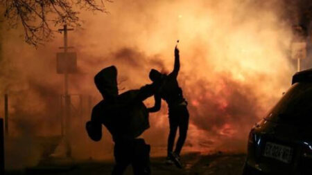 La police et les pompiers « cible de projectiles » : deuxième nuit de violences à Cholet