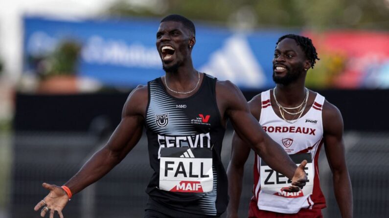 Mouhamadou Fall (à.g) après sa victoire à la fin de l'épreuve finale du 100m masculin lors des Championnats de France d'athlétisme 2023 au stade municipal d'Albi, dans le sud-ouest de la France, le 28 juillet 2023. (Photo by Valentine CHAPUIS / AFP) (Photo : VALENTINE CHAPUIS/AFP via Getty Images)