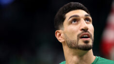 L’ancien joueur de la NBA Enes Kanter Freedom déclare avoir perdu 50 millions de dollars de revenus après s’être exprimé contre le PCC